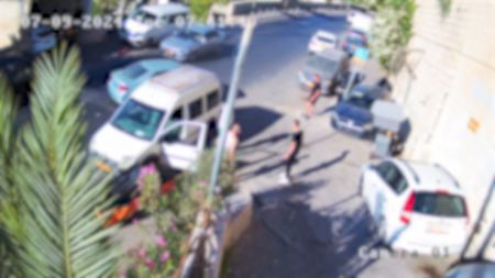 فيديو : شجار ودهس بعد خلاف على موقف سيارة بالقدس